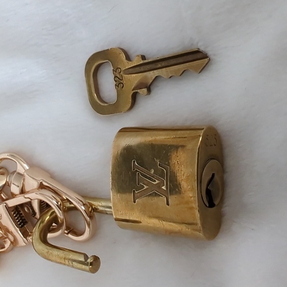 AUTHENTIC LOUIS VUITTON LOCK AND KEY WITH GOLD TONE UNBRANDED CHOKER NECKLACE - Picture 4 of 4